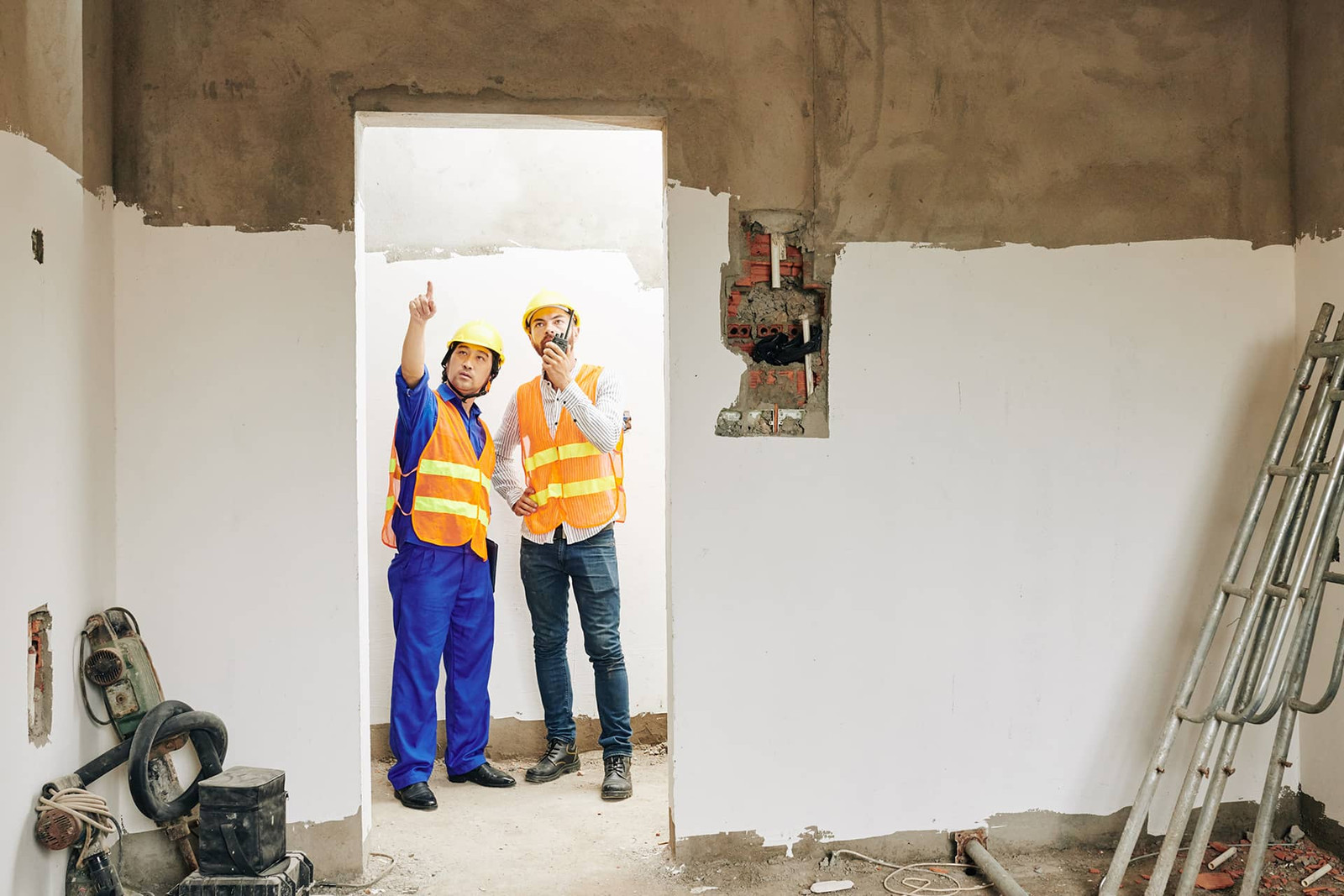 Encargados comprobando obra